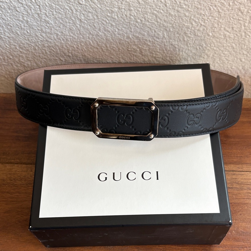 Gucci Black Leather Belt with Embossed Logo - Picture 1 of 5